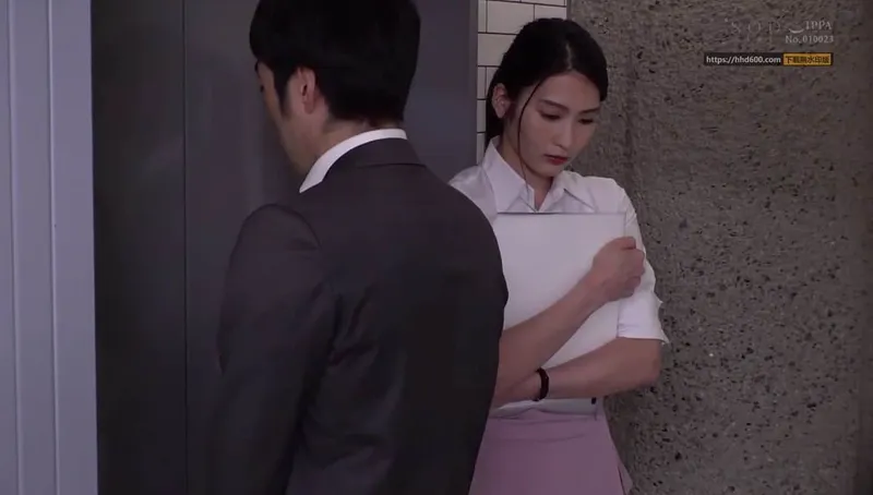 Em thư ký đáng thương bị tiền bối bắt vào khách sạn phục vụ đối tác