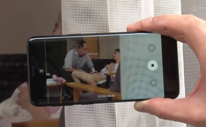 Người yêu của con trai gian díu với bố anh xã bị gã cấp trên khu phố phát hiện