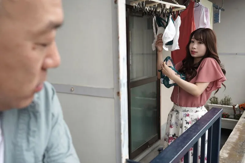 Gã nhà bên chuyên soi mói và cặp cô vợ chồng yêu thường xuyên rên la quá to
